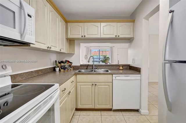 561 NW 100th Pl 201, Pembroke Pines, FL 33024