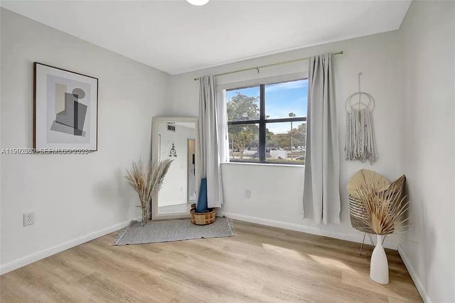 561 NW 100th Pl 201, Pembroke Pines, FL 33024