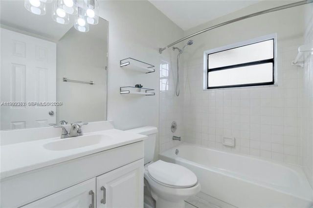 561 NW 100th Pl 201, Pembroke Pines, FL 33024