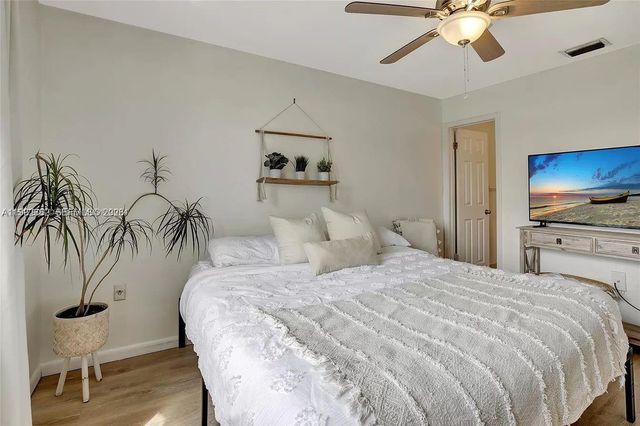 561 NW 100th Pl 201, Pembroke Pines, FL 33024