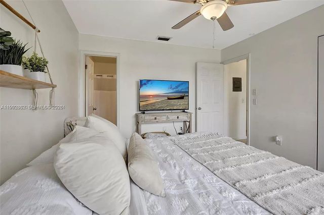 561 NW 100th Pl 201, Pembroke Pines, FL 33024