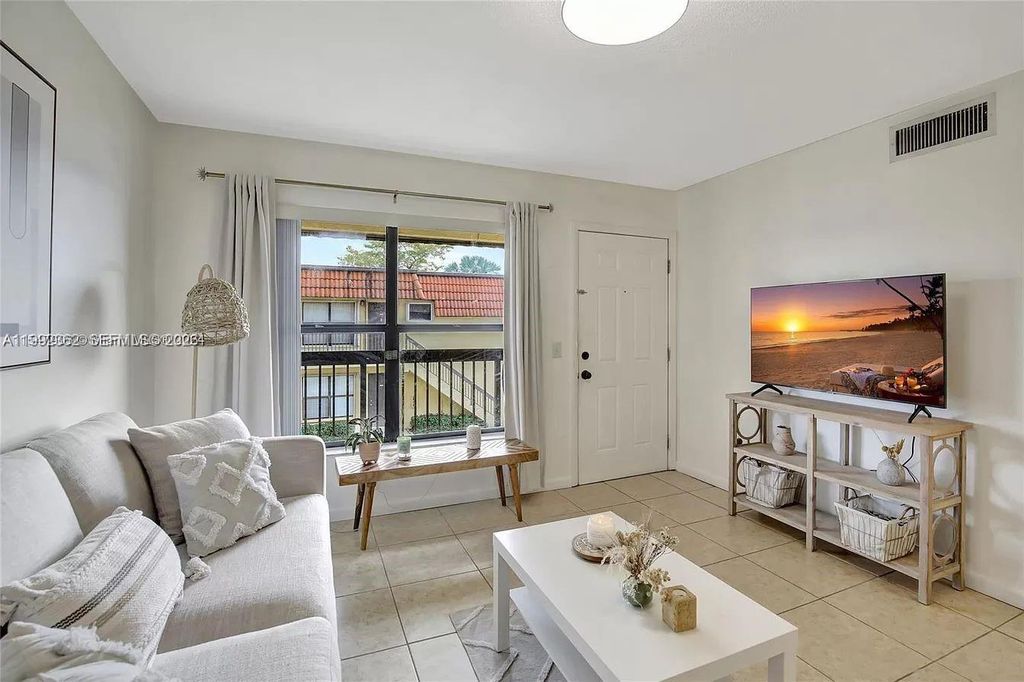 561 NW 100th Pl 201, Pembroke Pines, FL 33024