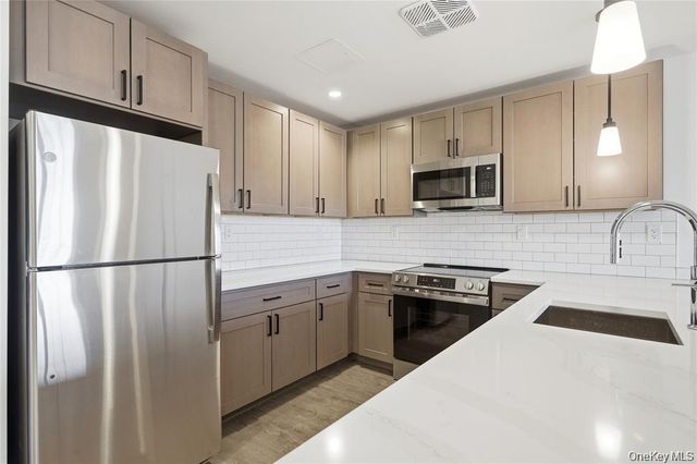 180 Deer Park Avenue 210, Babylon, NY 11702