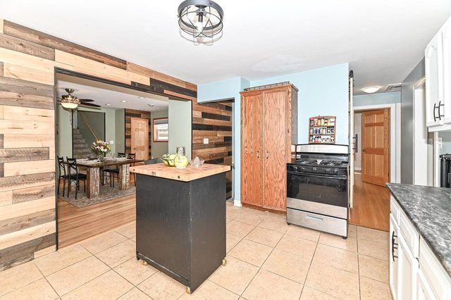 3023 Graydon AVENUE, East Troy, WI 53120