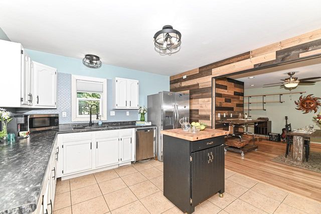 3023 Graydon AVENUE, East Troy, WI 53120