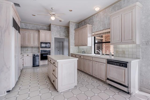 4815 Ocean Dr, Corpus Christi, TX 78412