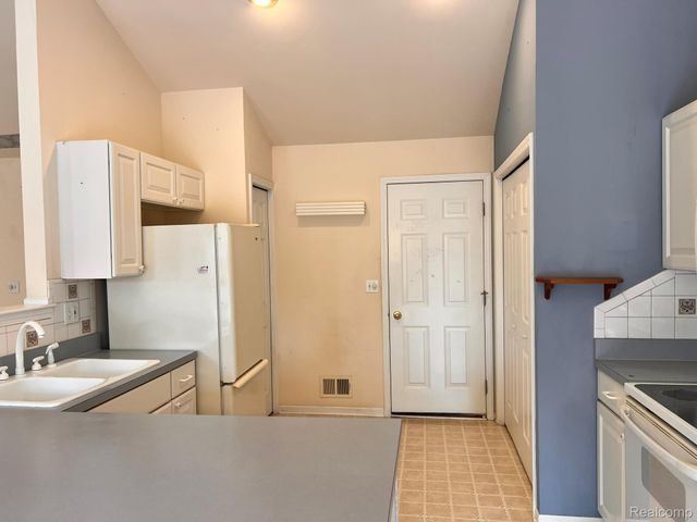 2078 W Ridge Drive 21, Davison, MI 48423
