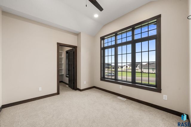 2505 S Meadowview Ave Avenue, Sioux Falls, SD 57110