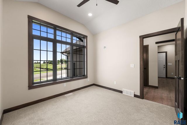 2505 S Meadowview Ave Avenue, Sioux Falls, SD 57110