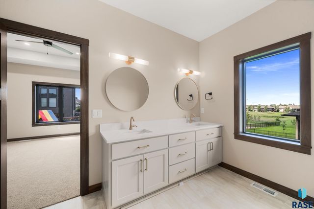 2505 S Meadowview Ave Avenue, Sioux Falls, SD 57110