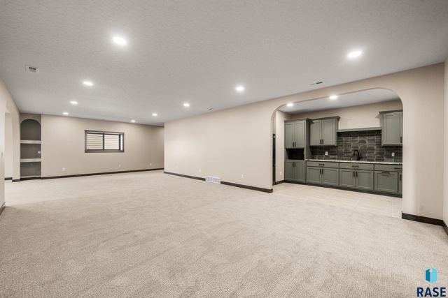 2505 S Meadowview Ave Avenue, Sioux Falls, SD 57110