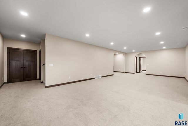 2505 S Meadowview Ave Avenue, Sioux Falls, SD 57110