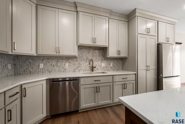 2505 S Meadowview Ave Avenue, Sioux Falls, SD 57110