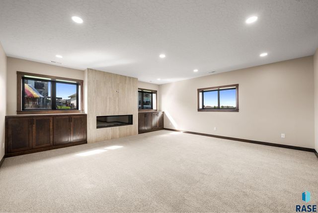 2505 S Meadowview Ave Avenue, Sioux Falls, SD 57110