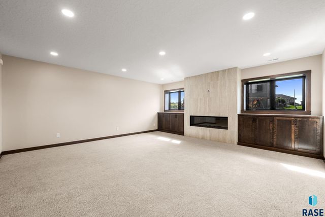 2505 S Meadowview Ave Avenue, Sioux Falls, SD 57110