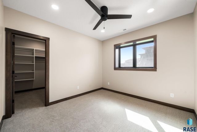 2505 S Meadowview Ave Avenue, Sioux Falls, SD 57110