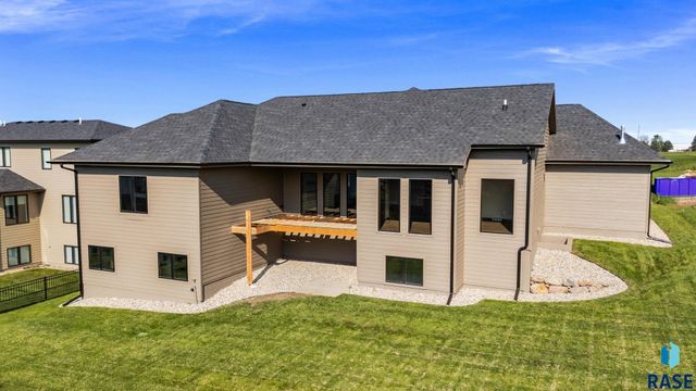2505 S Meadowview Ave Avenue, Sioux Falls, SD 57110