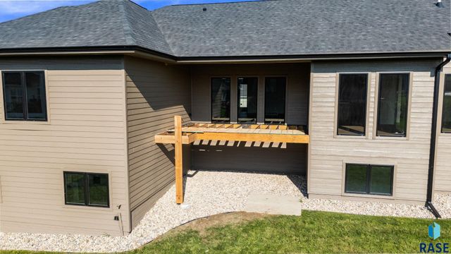 2505 S Meadowview Ave Avenue, Sioux Falls, SD 57110
