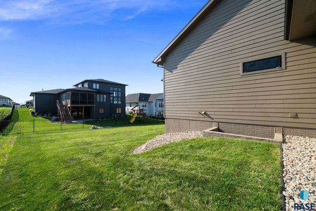 2505 S Meadowview Ave Avenue, Sioux Falls, SD 57110