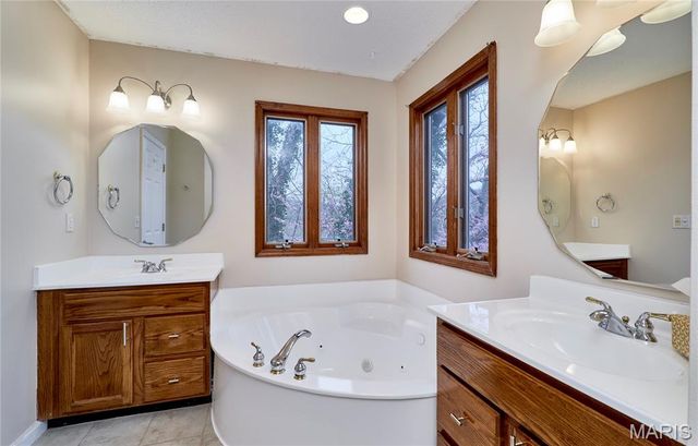 157 S Kings Road, Lake Sherwood, MO 63357
