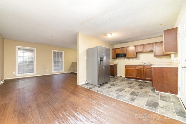 7126 Covecreek Drive, Charlotte, NC 28215