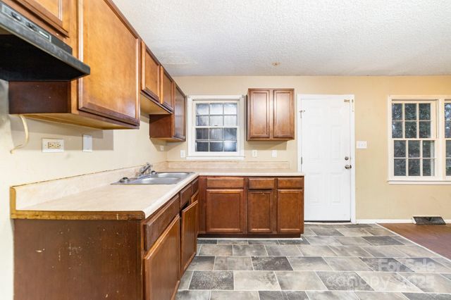 7126 Covecreek Drive, Charlotte, NC 28215