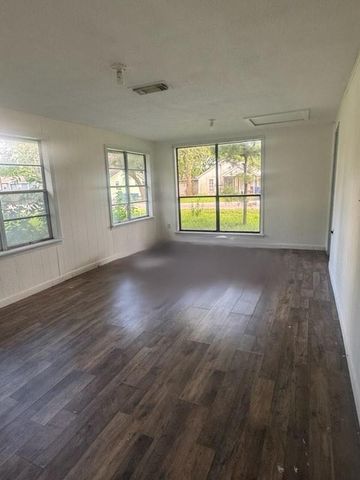 2320 6th Avenue N, Texas City, TX 77590