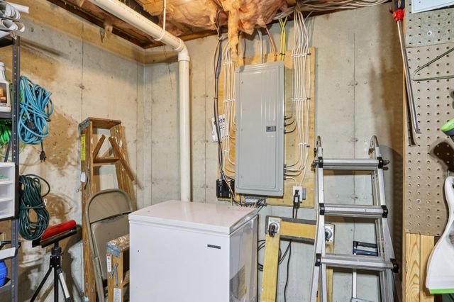 12 April Ct # B, Hudson, NH 03051