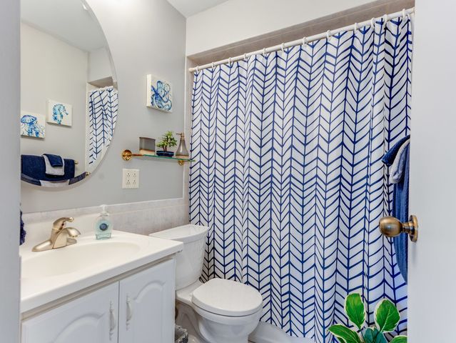 7211 Wolf Road 301A, Indian Head Park, IL 60525