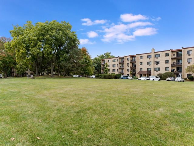 7211 Wolf Road 301A, Indian Head Park, IL 60525