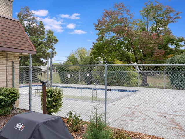 7211 Wolf Road 301A, Indian Head Park, IL 60525