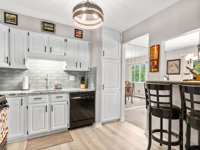 7211 Wolf Road 301A, Indian Head Park, IL 60525