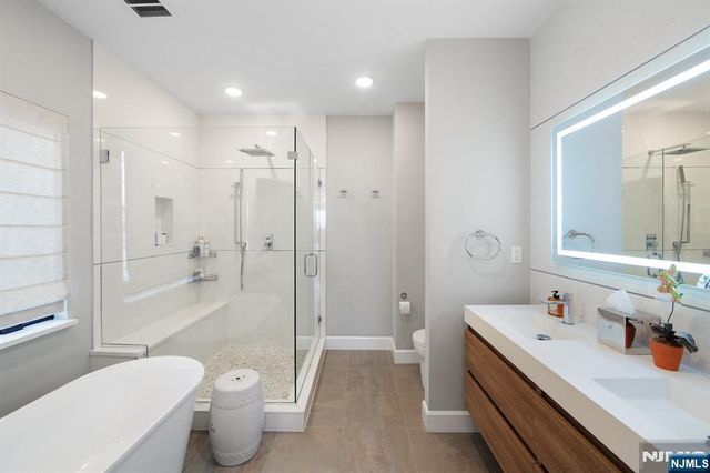 606 Undercliff Avenue 1, Edgewater, NJ 07020