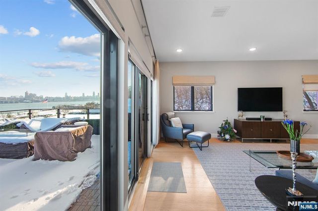 606 Undercliff Avenue 1, Edgewater, NJ 07020