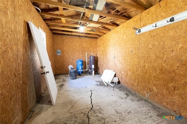 985 County Road 301, Shiner, TX 77984