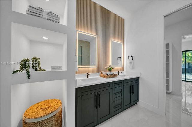 2406 Kismet PKWY, Cape Coral, FL 33993