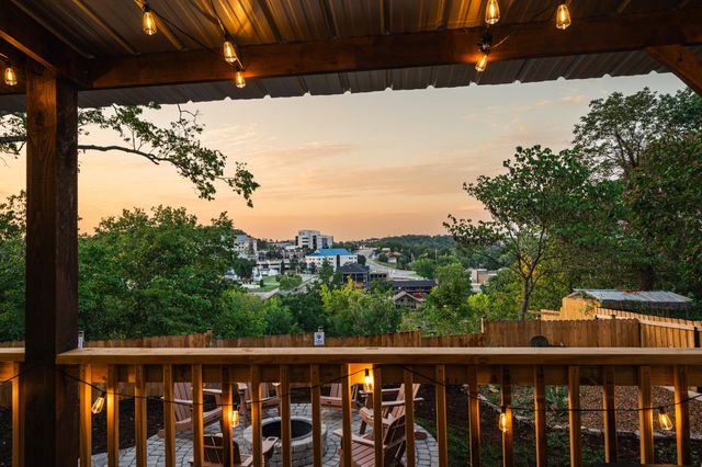 305 W Oklahoma Street, Branson, MO 65616