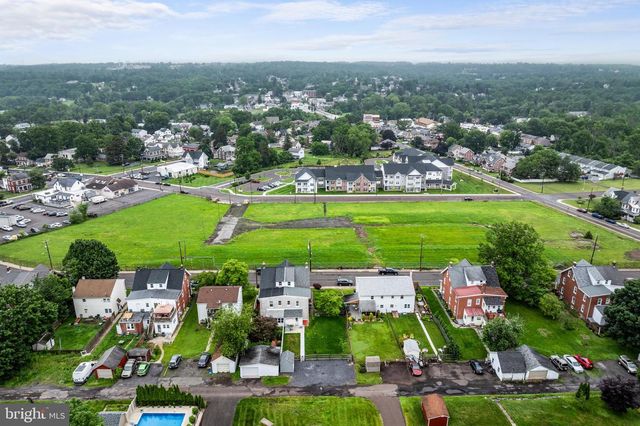 56 E FAIRVIEW AVE, Sellersville, PA 18960