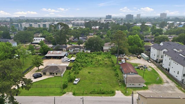861 Wakefield Drive, Houston, TX 77018