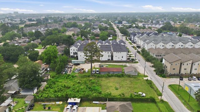 861 Wakefield Drive, Houston, TX 77018