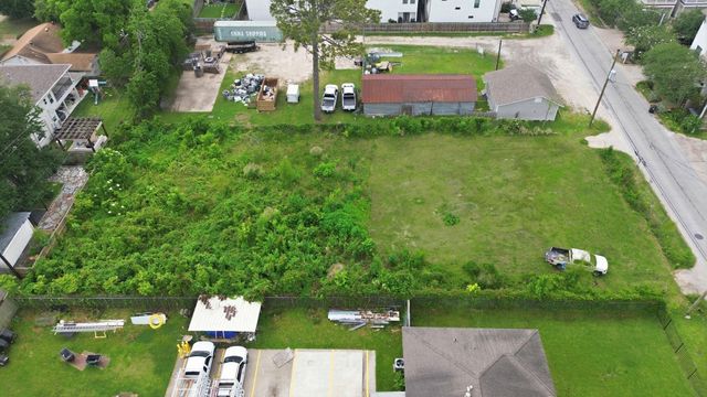 861 Wakefield Drive, Houston, TX 77018