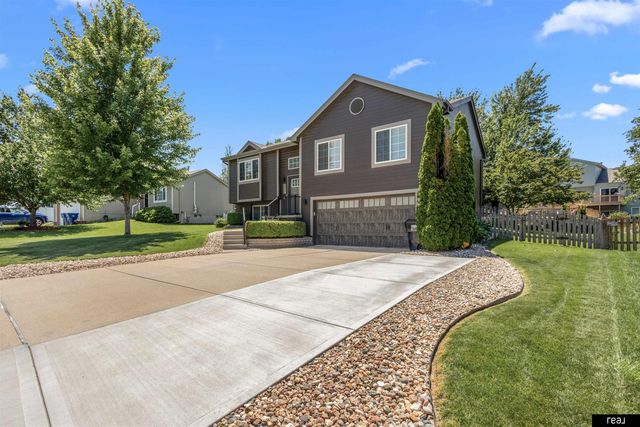 1910 Southview Drive, Papillion, NE 68046