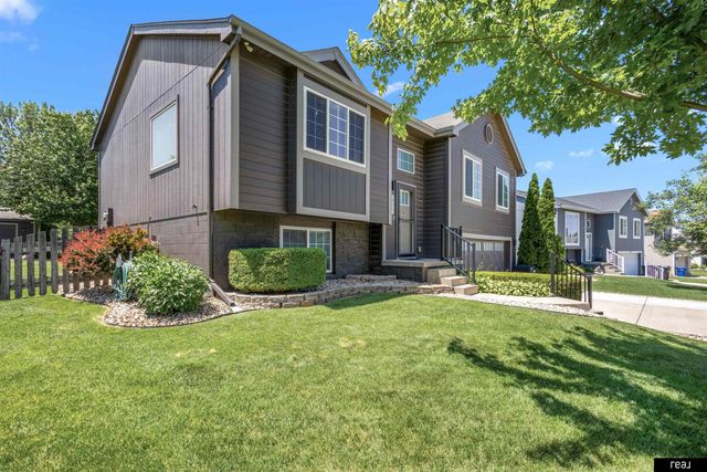 1910 Southview Drive, Papillion, NE 68046