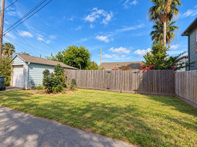 5223 Avenue O, Galveston, TX 77551