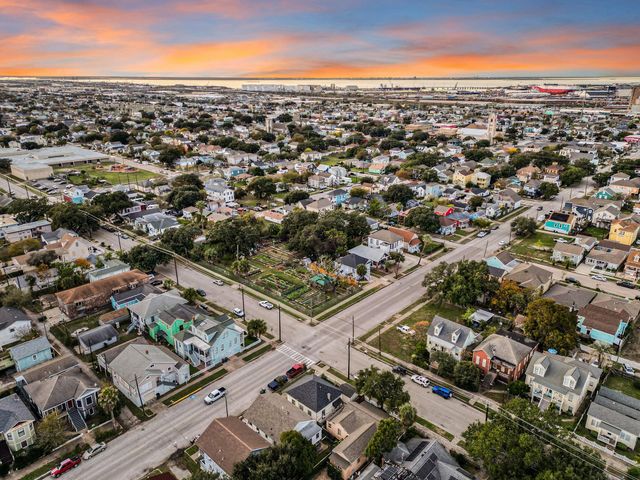 5223 Avenue O, Galveston, TX 77551