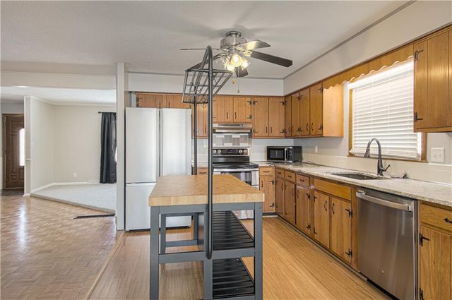 3925 S Bedford Avenue, Independence, MO 64055