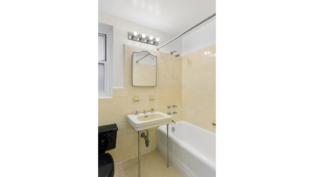 255 Cabrini Blvd Apt 4D, New York City, NY 10040