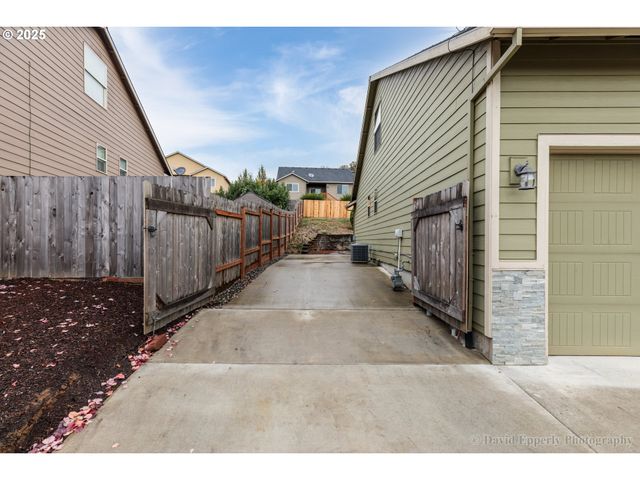 35671 ELK MEADOWS Dr, St Helens, OR 97051