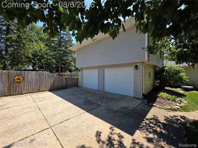 3239 Fox Boulevard, Commerce Charter Township, MI 48382