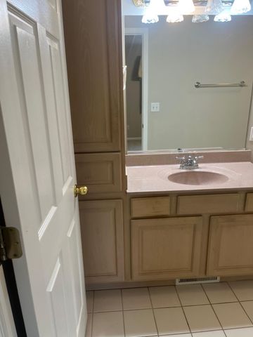 772 Hidden Oak Trail 1b, Hobart, IN 46342
